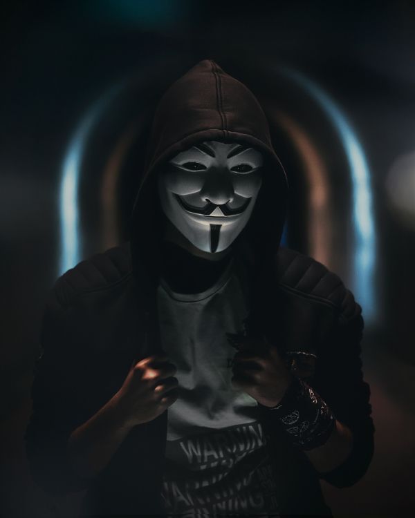 Person, Die Eine Kerl-Fawkes-Maske Trägt. Wallpaper in 2500x3125 Resolution