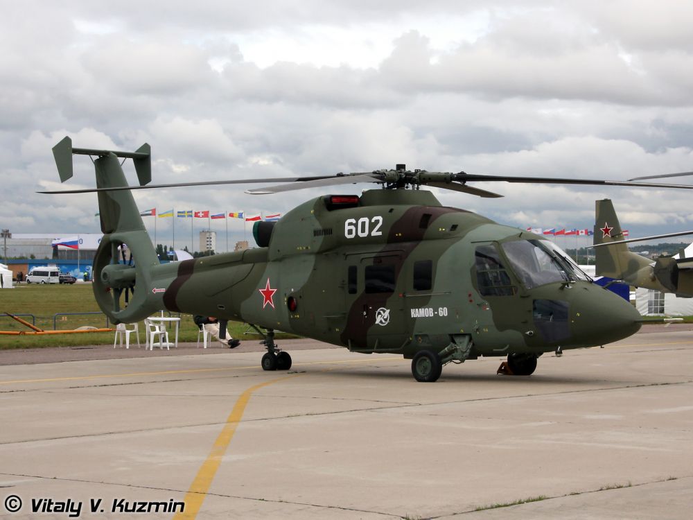 Helicóptero Verde y Negro en el Aeropuerto Durante el Día.. Wallpaper in 2048x1536 Resolution
