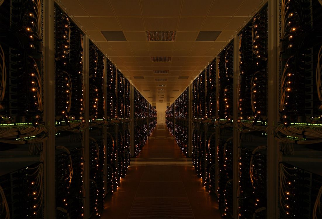 Braunes Holzweinregal Auf Braunem Ziegelboden. Wallpaper in 1920x1306 Resolution